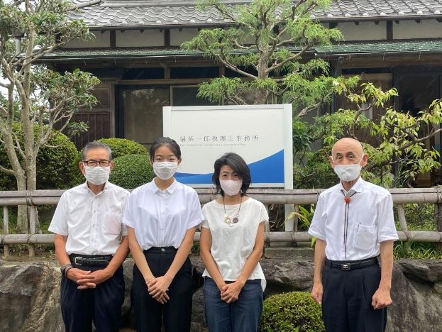 In front of Hori Hideichiro Licensed Tax Accountant Office; from left: Hori Hideichiro sensei, Mia Chon, Yakushiji-san, Makara Koushi sensei